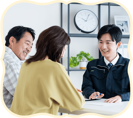 男性スタッフと話し合いをする夫婦