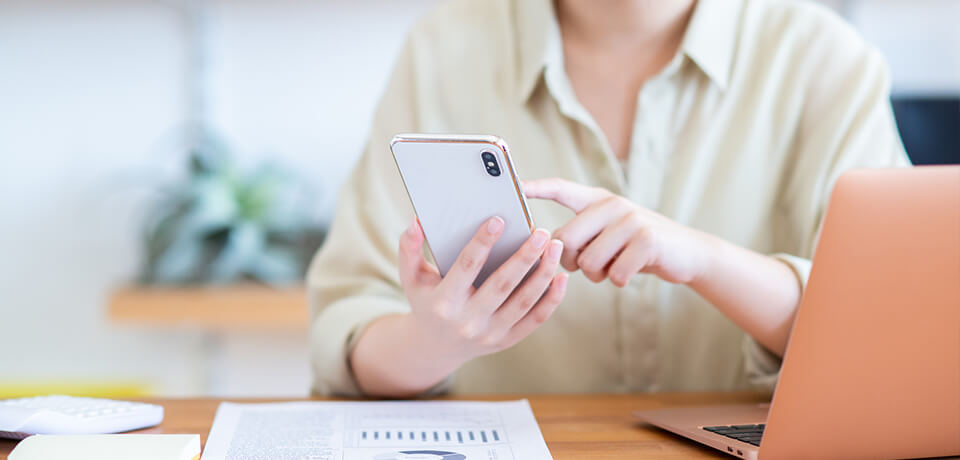 スマホを操作する手