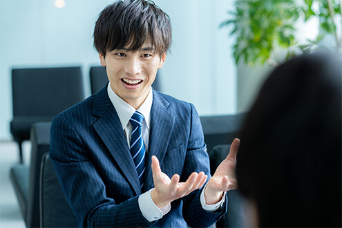 説明をしているスーツを着た男性