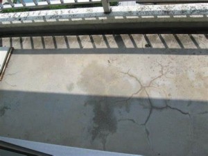 ベランダ　雨漏り　補修