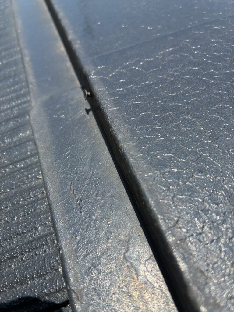 深谷市の住宅で発生した棟板金の釘抜けとサビ
