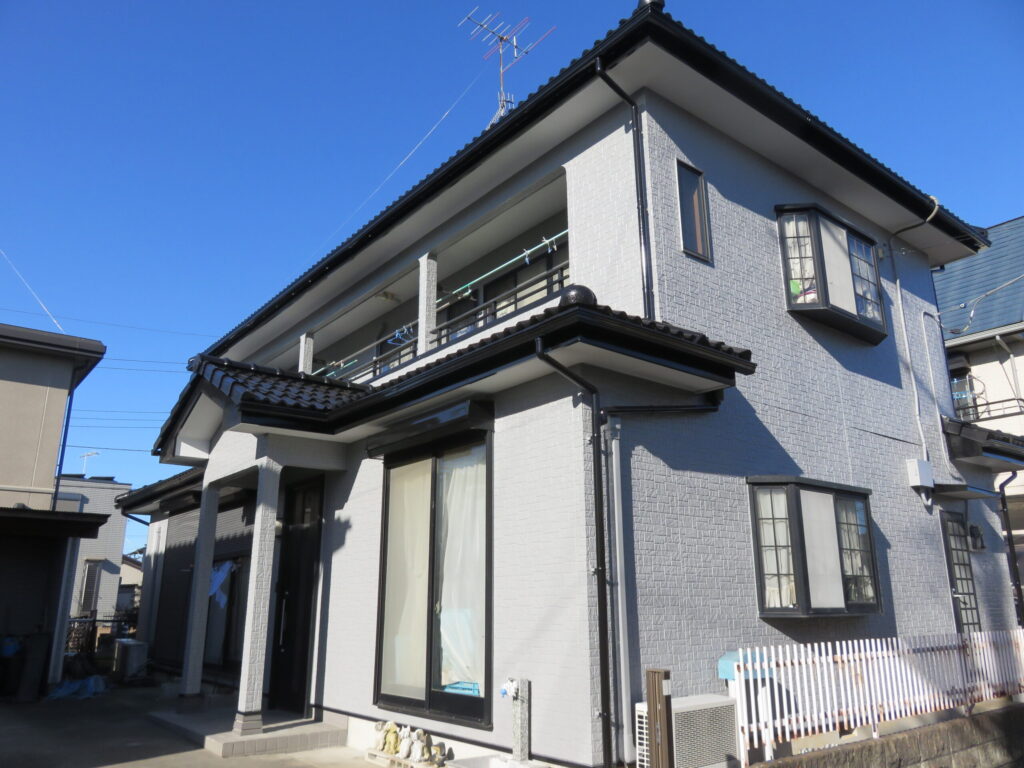 熊谷市で外壁塗装と屋根塗装完了後の住宅