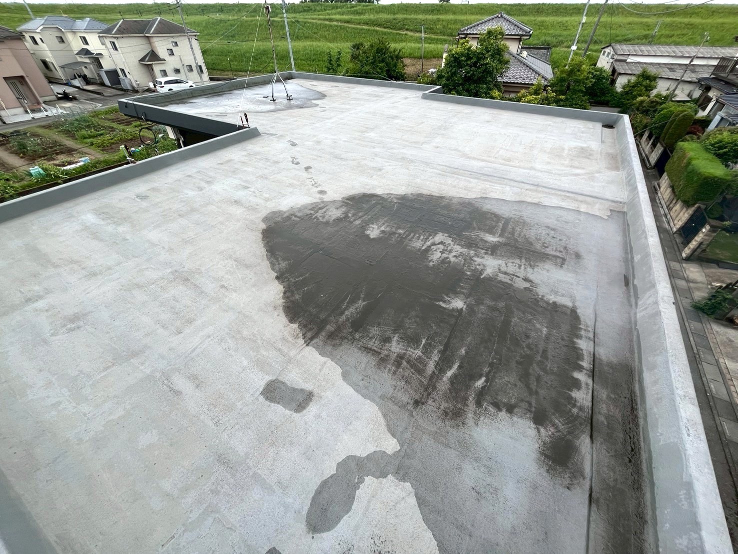 さいたま市の防水工事施工前 防水機能が失われ、シミのような箇所も見られました。