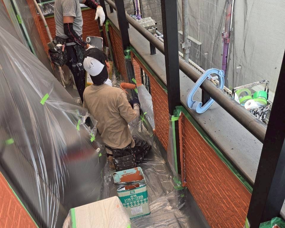 熊谷市・さいたま市・前橋市などで外壁塗装を行う職人の施工風景