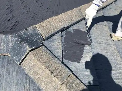 前橋市で屋根塗装を施工する様子